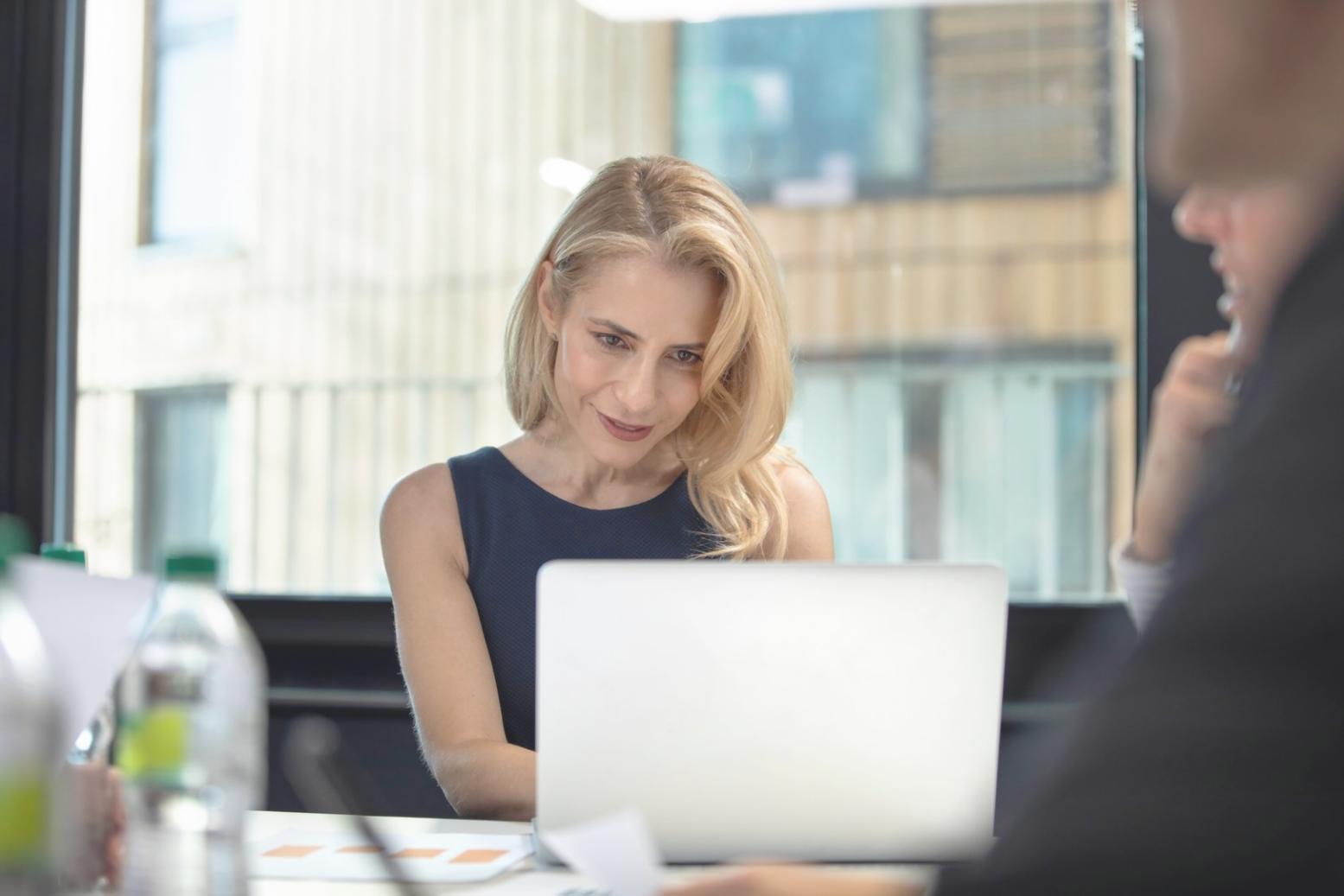 Finanční analytik při práci s oceňovacími modely na notebooku