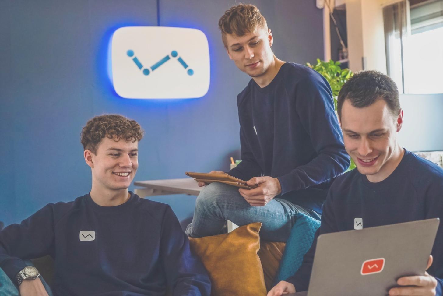 Student analyzující finanční data při práci na projektu oceňování