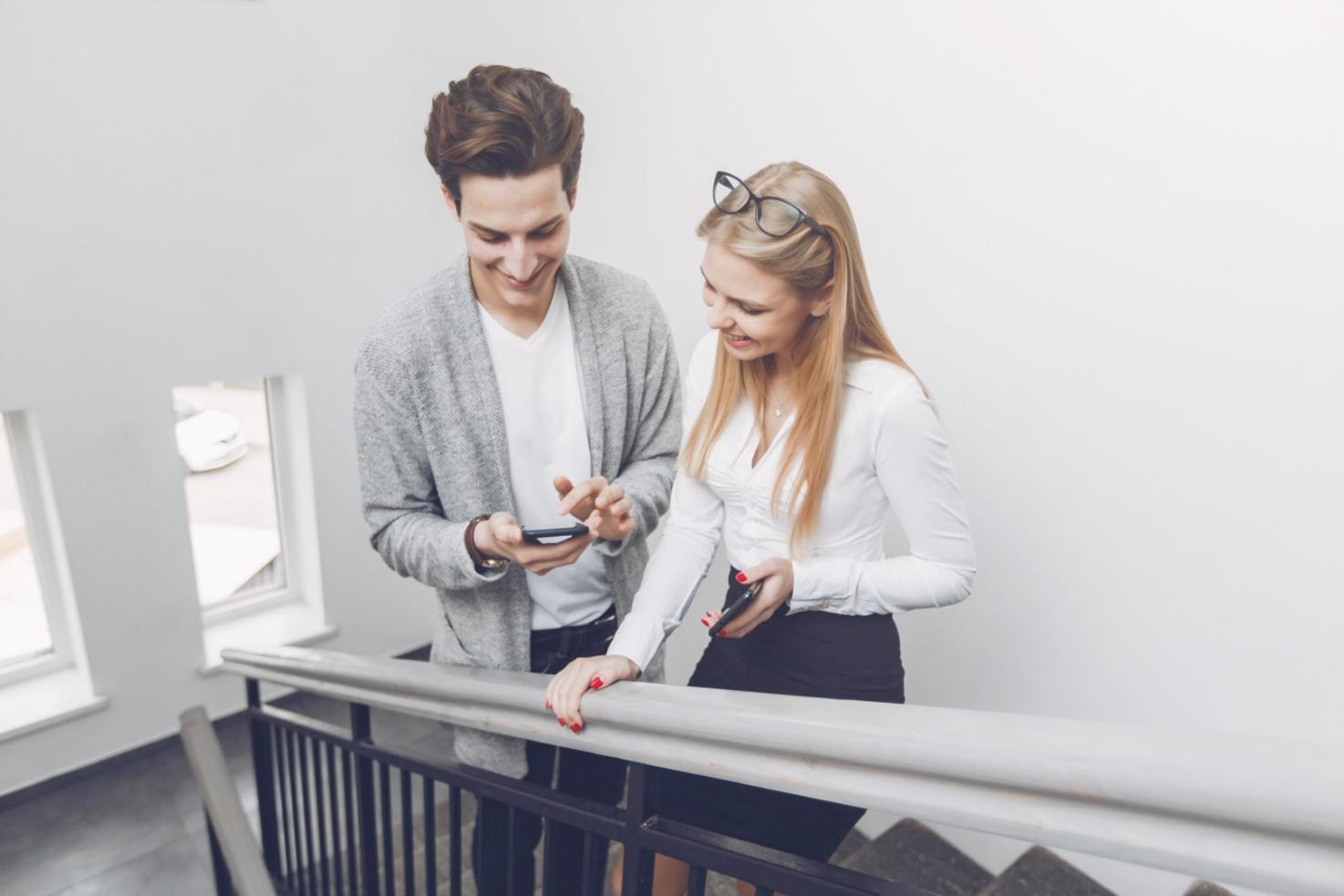 Týmová práce studentů na finančním projektu s diskusí nad daty